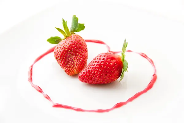Fragole fresche come dessert romantico su un piatto in sha di cuore — Foto Stock