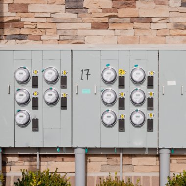 bir tuğla duvar Elektrik ölçerler.