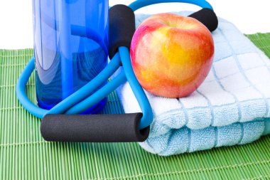 sağlıklı yaşam konsepti - şişe su, elma, expander ve