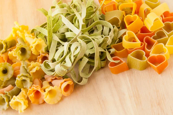 Verscheidenheid van soorten en vormen van Italiaanse pasta. — Stockfoto