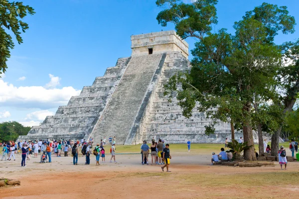 El Castillo pyramid at the Maya archaeological site of Chichen I — Stock Photo, Image