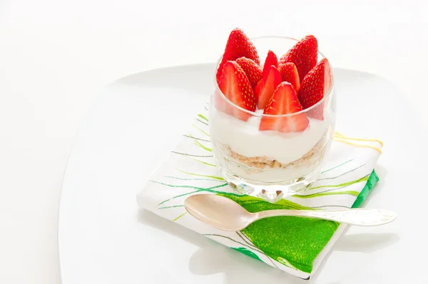 Desayuno saludable yogur con granola y fresas — Foto de Stock