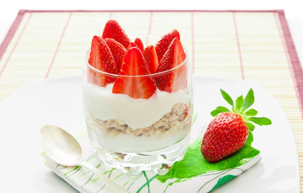 Healthy breakfast - yoghurt with granola and strawberries — Stock Photo, Image