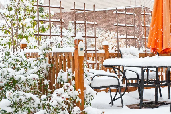 Snö på uteplatsen i trädgården, vinterlandskap — Stockfoto