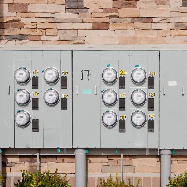 Medidores de electricidad en una pared de ladrillo . —  Fotos de Stock