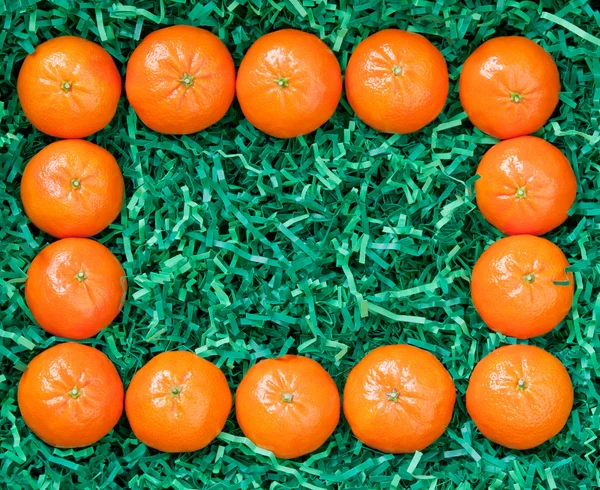 Rahmen aus frischen Mandarinen sorgfältig verpackt, Orangen Hintergrund — Stockfoto