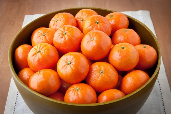 Fresh mandarin oranges in big wooden bowl — Stock Photo, Image