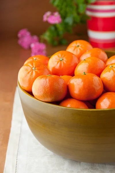 Naranjas frescas de mandarina en un tazón grande de madera —  Fotos de Stock