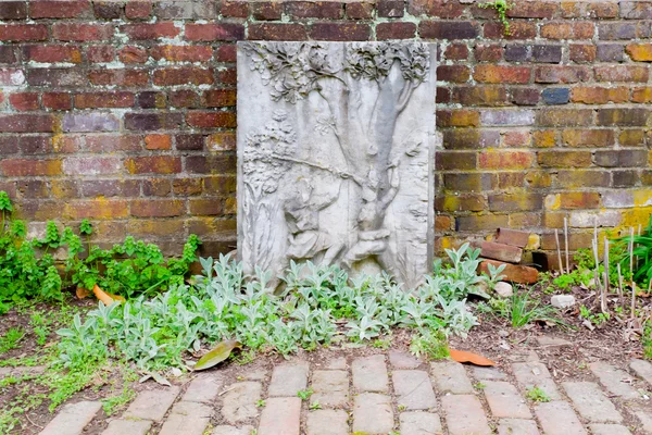 Grunge parede de tijolo no parque velho — Fotografia de Stock