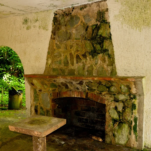 Old grunge shelter building with fireplace in forest — Stock Photo, Image