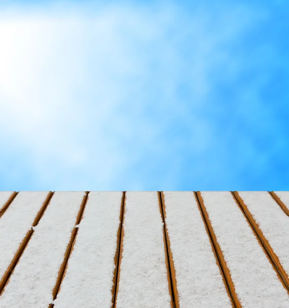 Deck de madeira com fundo de neve e céu . — Fotografia de Stock