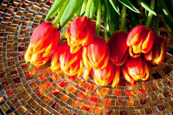 Czerwone tulipany na stół mozaika. — Zdjęcie stockowe