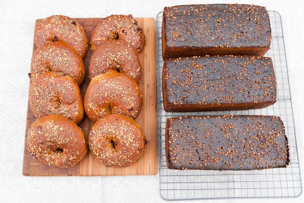 Whole grain bagels with sesame seeds and rye bread with coriande — Stock Photo, Image