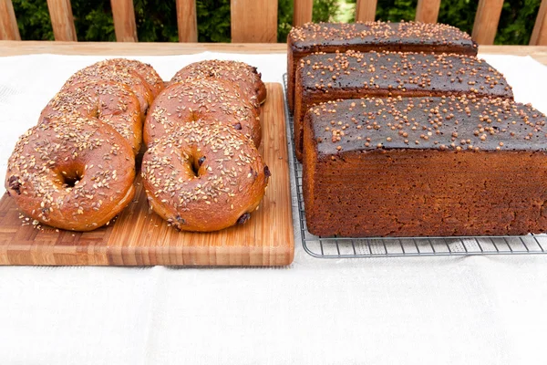 Whole grain bagels with sesame seeds and rye bread with coriande — Stock Photo, Image