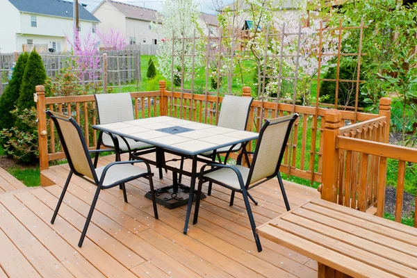 Patio di casa di famiglia all'inizio della primavera . — Foto Stock