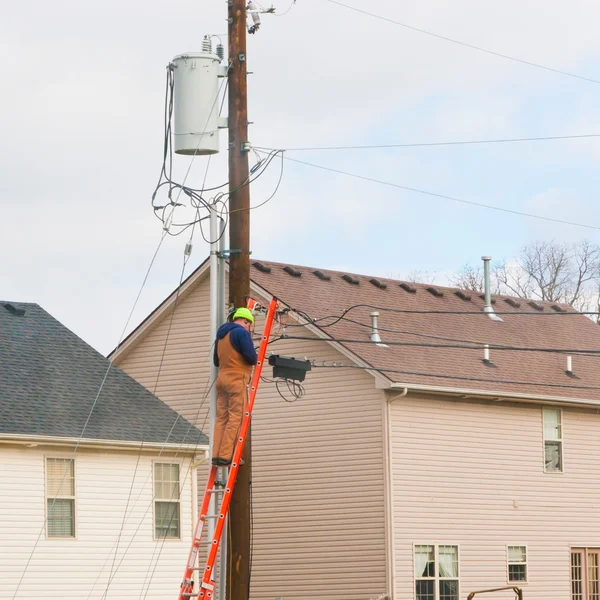 Trabajador electricista en poste de energía eléctrica . — Foto de Stock