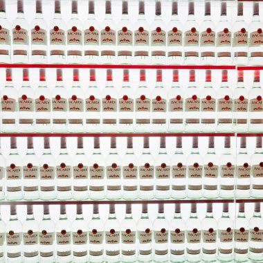 bacardi ROM şişesi duvar.