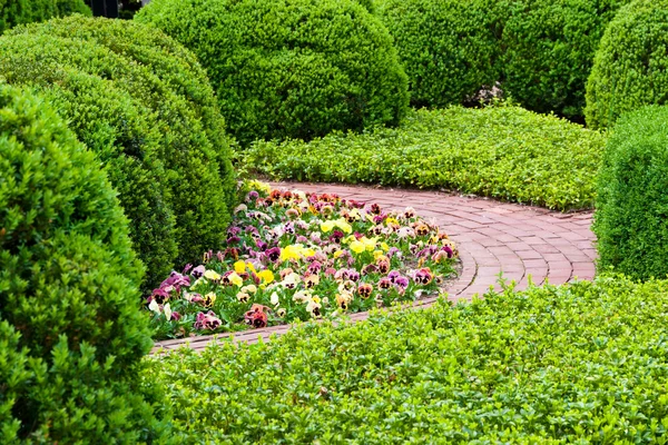 Jardim formal na primavera — Fotografia de Stock