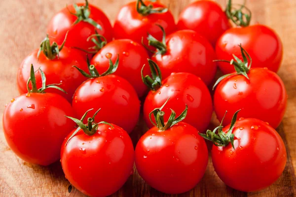 Tomaten auf Holzschneidebrett — Stockfoto