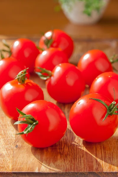 Pomodori su tagliere di legno — Foto Stock