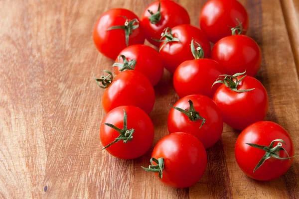 Tomaten auf Holzschneidebrett — Stockfoto