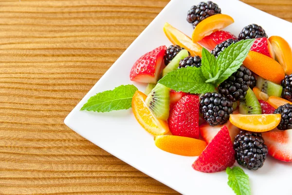Salát s čerstvým ovocem a bobulemi. — Stock fotografie