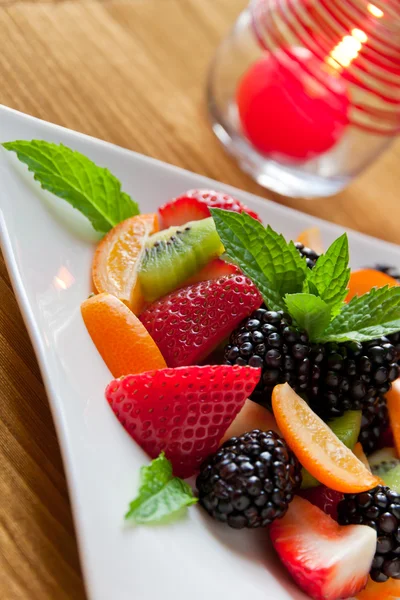 Sałatka ze świeżych owoców i jagód. — Zdjęcie stockowe