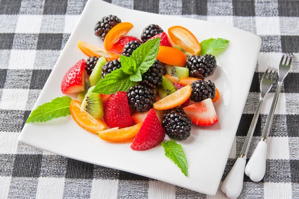 新鮮な果物と果実のサラダ. — ストック写真