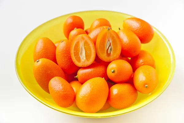 Färsk mogen kumquats i en skål — Stockfoto