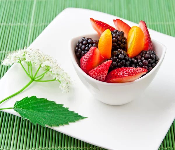 Ensalada con frutas y bayas frescas . —  Fotos de Stock