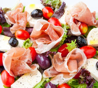 taze bahar karışımı salata İtalyan tarzı prosciutto ve mozzare ile