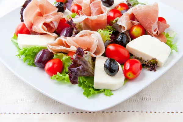 Čerstvý jarní mix salát italský styl s prosciuttem a mozzare — Stock fotografie