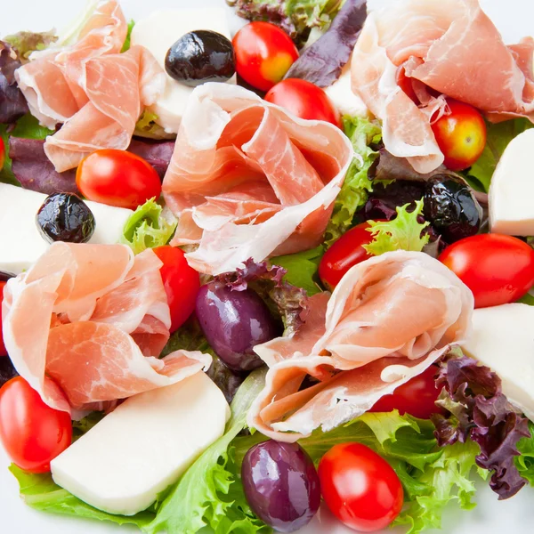 Italiaanse stijl, verse lente mix salade met prosciutto en mozzare — Stockfoto