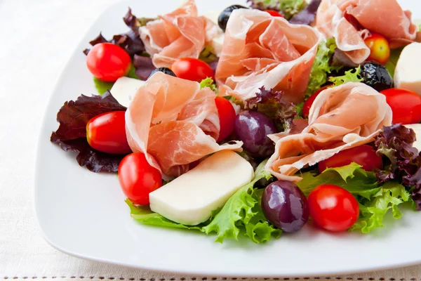 Italiaanse stijl, verse lente mix salade met prosciutto en mozzare — Stockfoto