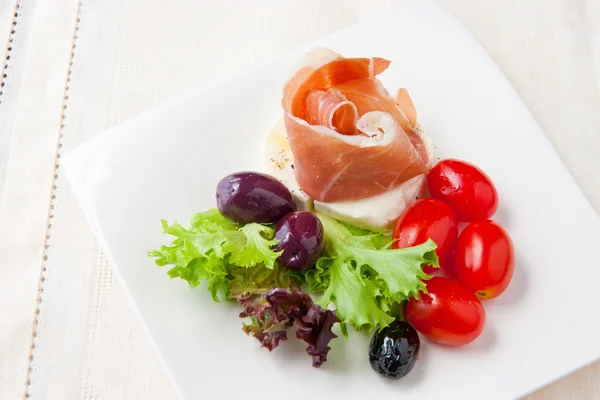 Fresh spring mix salad italian style with prosciutto and mozzare — Stock Photo, Image