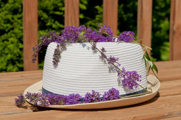 Butterfly bush blossom on summer hat at garden. — Stock Photo, Image