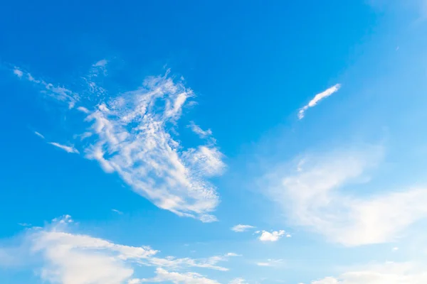 Fond bleu ciel avec des nuages blancs — Photo