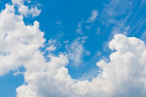 Fundo céu azul com nuvens brancas — Fotografia de Stock