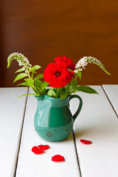 Bodegón con flores de verano y frutas en la mesa de madera. — Stockfoto