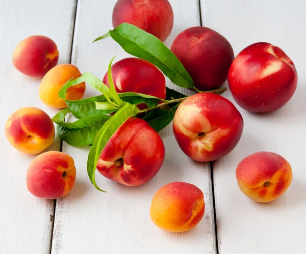 Colorful summer fruits - apricots, nectarines and peaches on woo — Stock Photo, Image