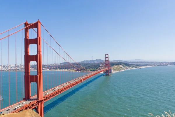 Golden Gate Bridge com São Francisco ao fundo . — Fotografia de Stock