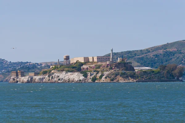 Alcatraz island in San Francisco bay, California with former pri — Stock Photo, Image