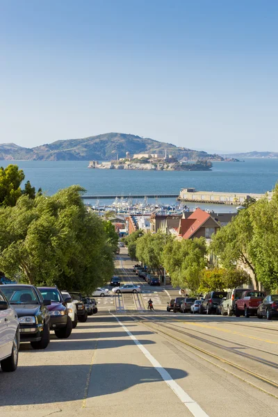 Rua com vista para Alcatraz em San Francisco, EUA — Fotografia de Stock
