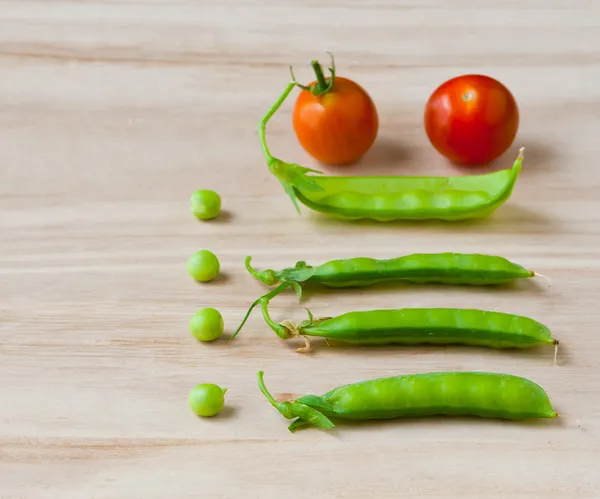 Fresh green peas and tomatoes. — Stock Photo, Image