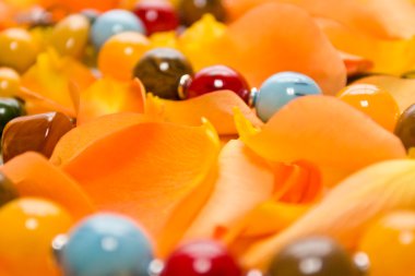 Güzel görüntü arka plan gül yaprakları ve boncuk.