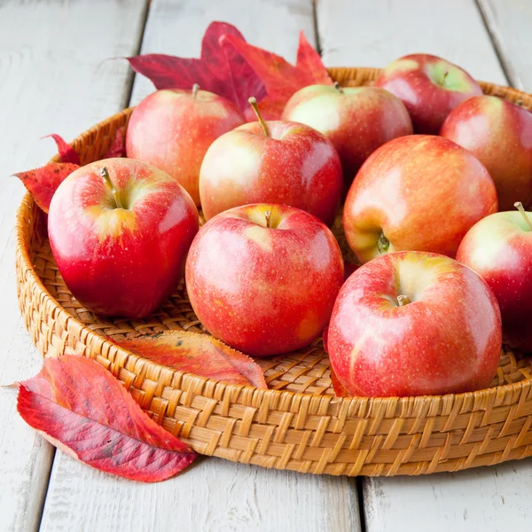 Dienblad met herfstappels op rustieke houten tafel — Stockfoto