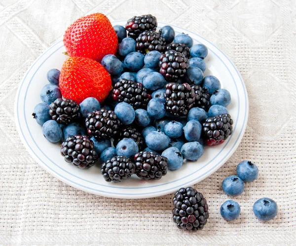 Small plate with fresh summer berries - strawberry, blueberry an — Stock Photo, Image