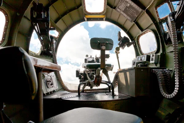 Bombardero Boeing B-17. Vista interior del dosel nasal y la pistola de proa —  Fotos de Stock