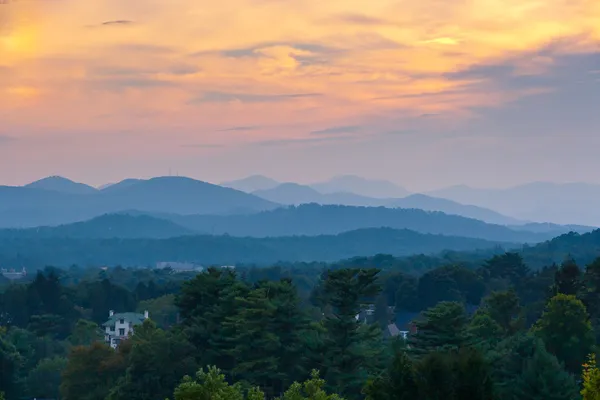 Zonsondergang op het landschap van bergen — Stockfoto