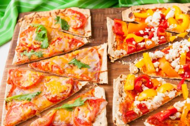 toppings çeşitliliği ile yedeklenmiş gözleme.